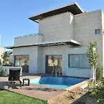 E-hotel Larnaca & 4* Perivolia