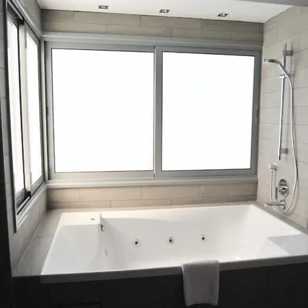호텔 E-hotel Larnaca & 4*