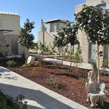 E-hotel Larnaca & Perivolia