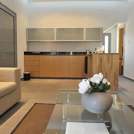 E-hotel Larnaca & 4*