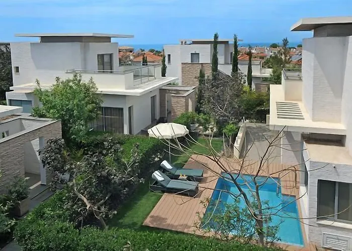 E-hotel Larnaca & 4*