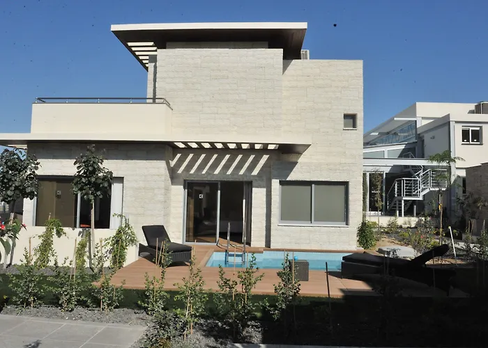 E-hotel Larnaca & 4*