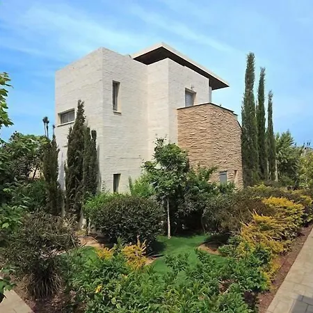 E-hotel Larnaca & 4* Perivolia