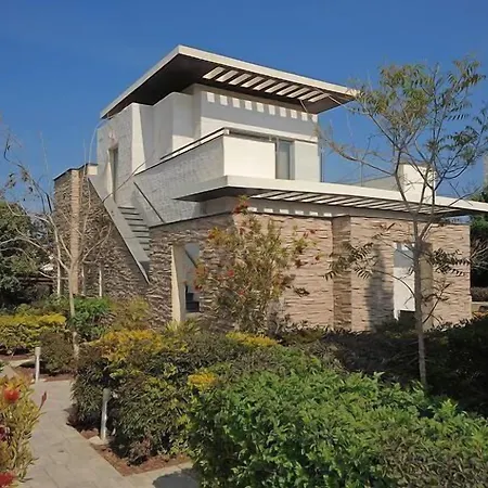 E-hotel Larnaca & מלון פריווליה