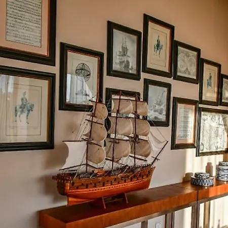 E-hotel Larnaca & מלון 4*