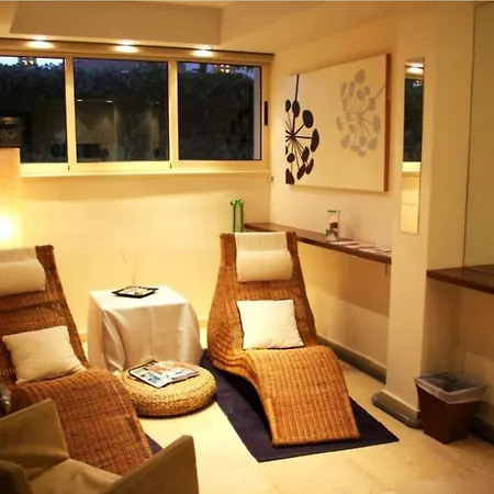 E-hotel Larnaca & פריווליה