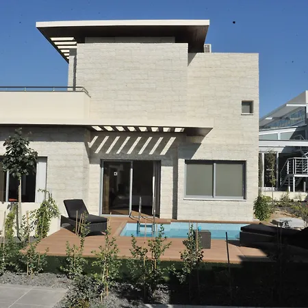 E-hotel Larnaca & 4*