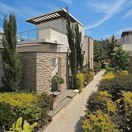 E-hotel Larnaca & מלון פריווליה