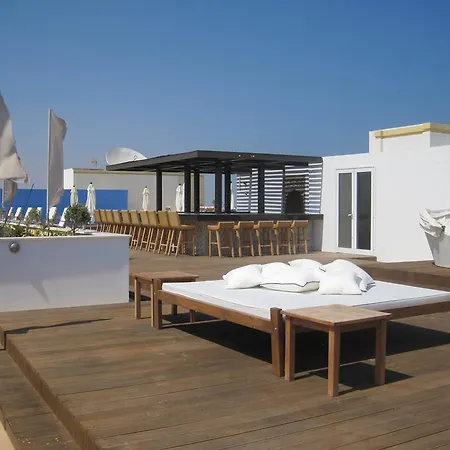 E-hotel Larnaca & פריווליה