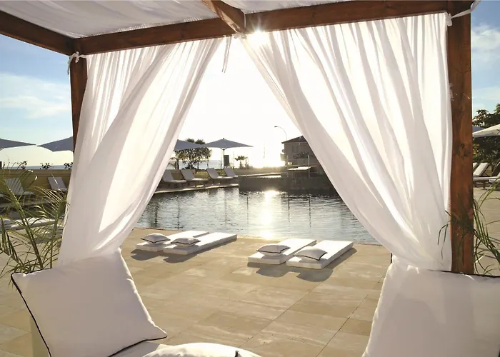 E-hotel Larnaca & 4*