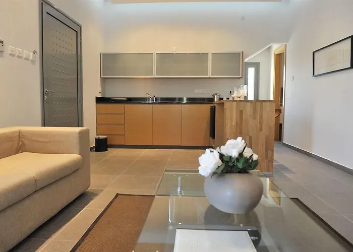 E-hotel Larnaca & 4*